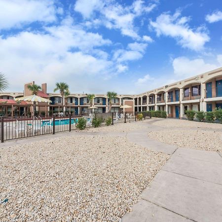 Days Inn By Wyndham San Antonio Splashtown/Att Center Exteriör bild