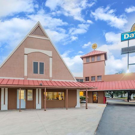 Days Inn By Wyndham San Antonio Splashtown/Att Center Exteriör bild