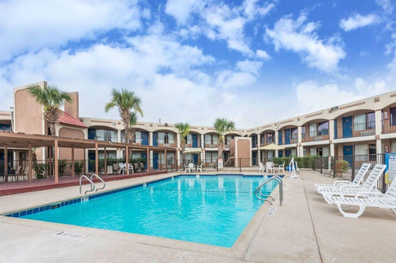 Days Inn By Wyndham San Antonio Splashtown/Att Center Exteriör bild