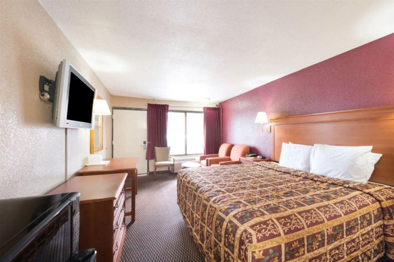 Days Inn By Wyndham San Antonio Splashtown/Att Center Exteriör bild