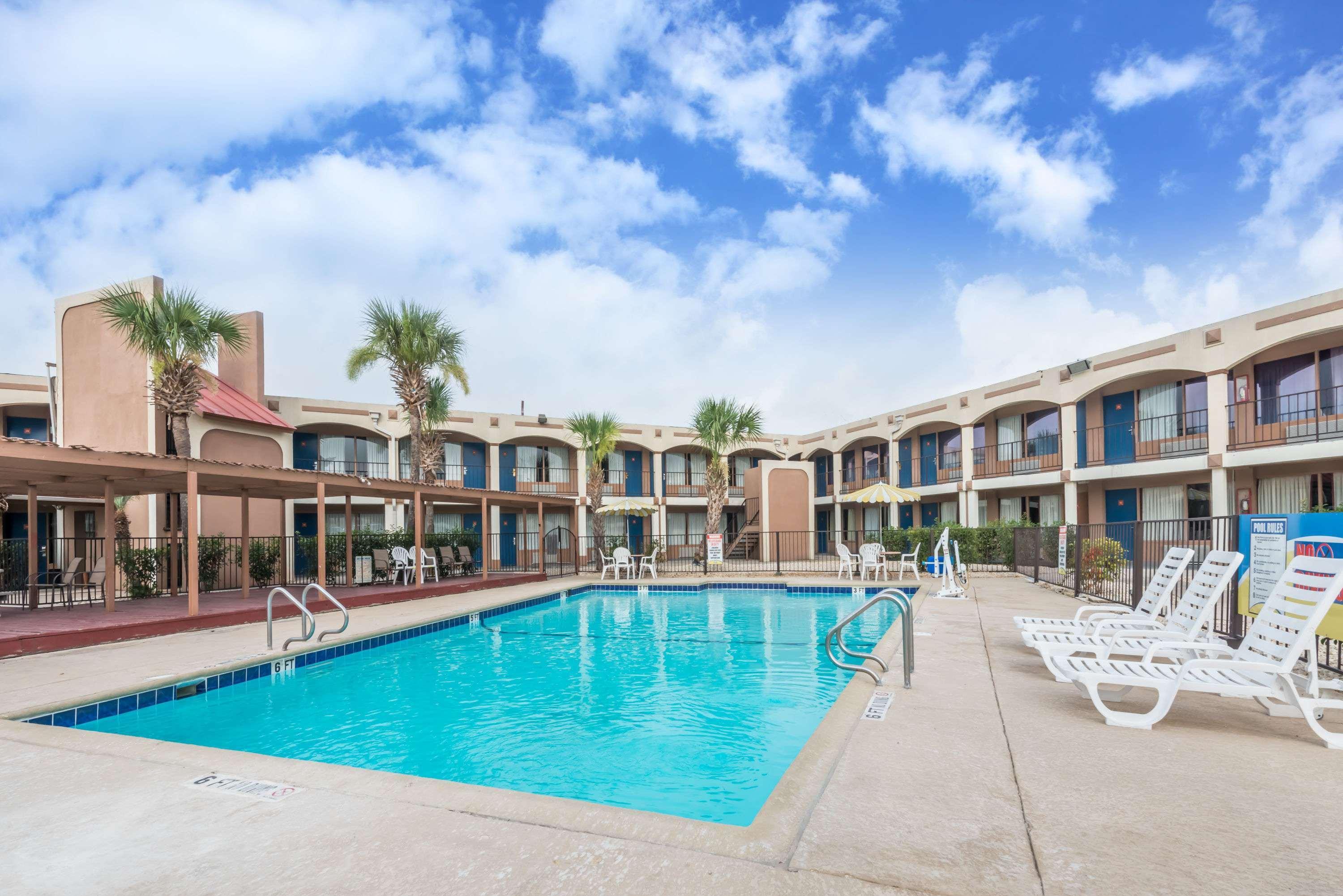 Days Inn By Wyndham San Antonio Splashtown/Att Center Exteriör bild
