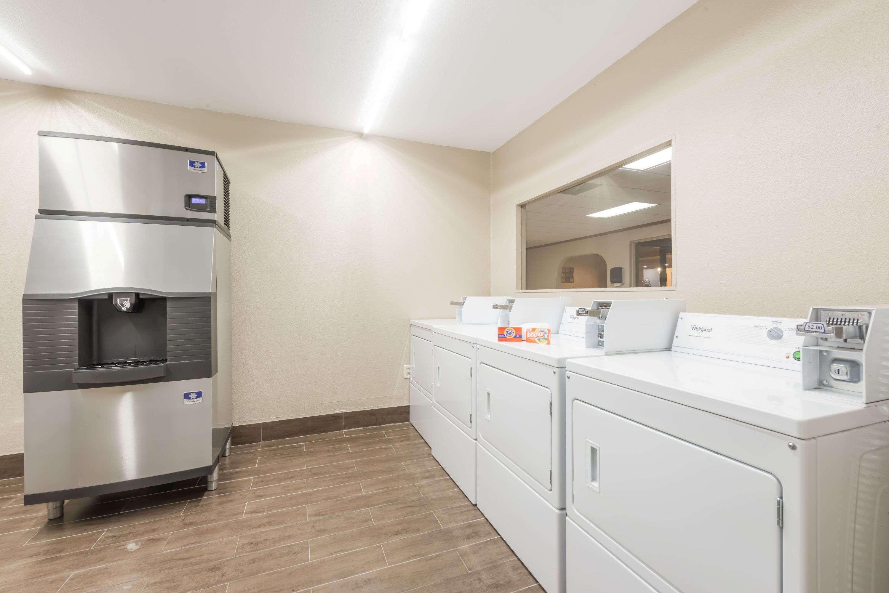 Days Inn By Wyndham San Antonio Splashtown/Att Center Exteriör bild