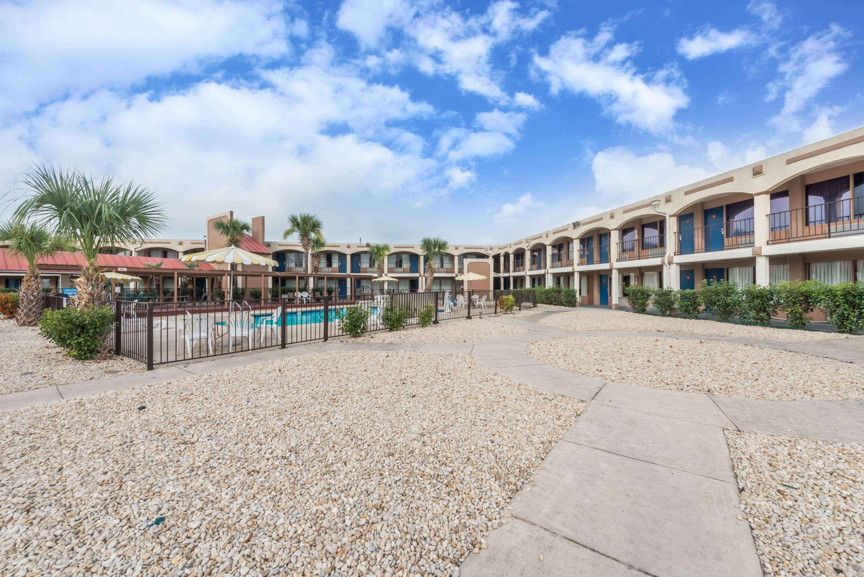Days Inn By Wyndham San Antonio Splashtown/Att Center Exteriör bild