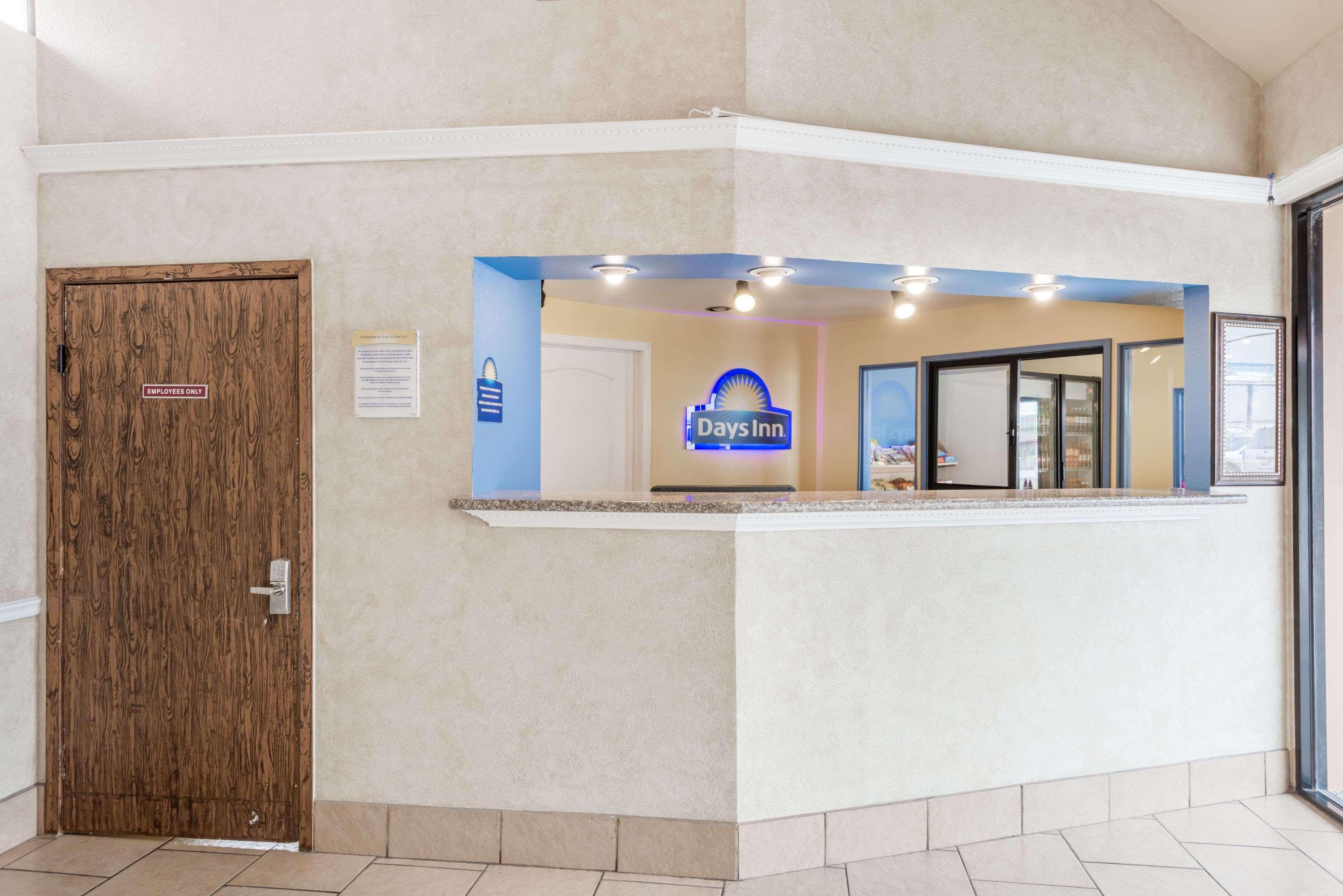 Days Inn By Wyndham San Antonio Splashtown/Att Center Exteriör bild