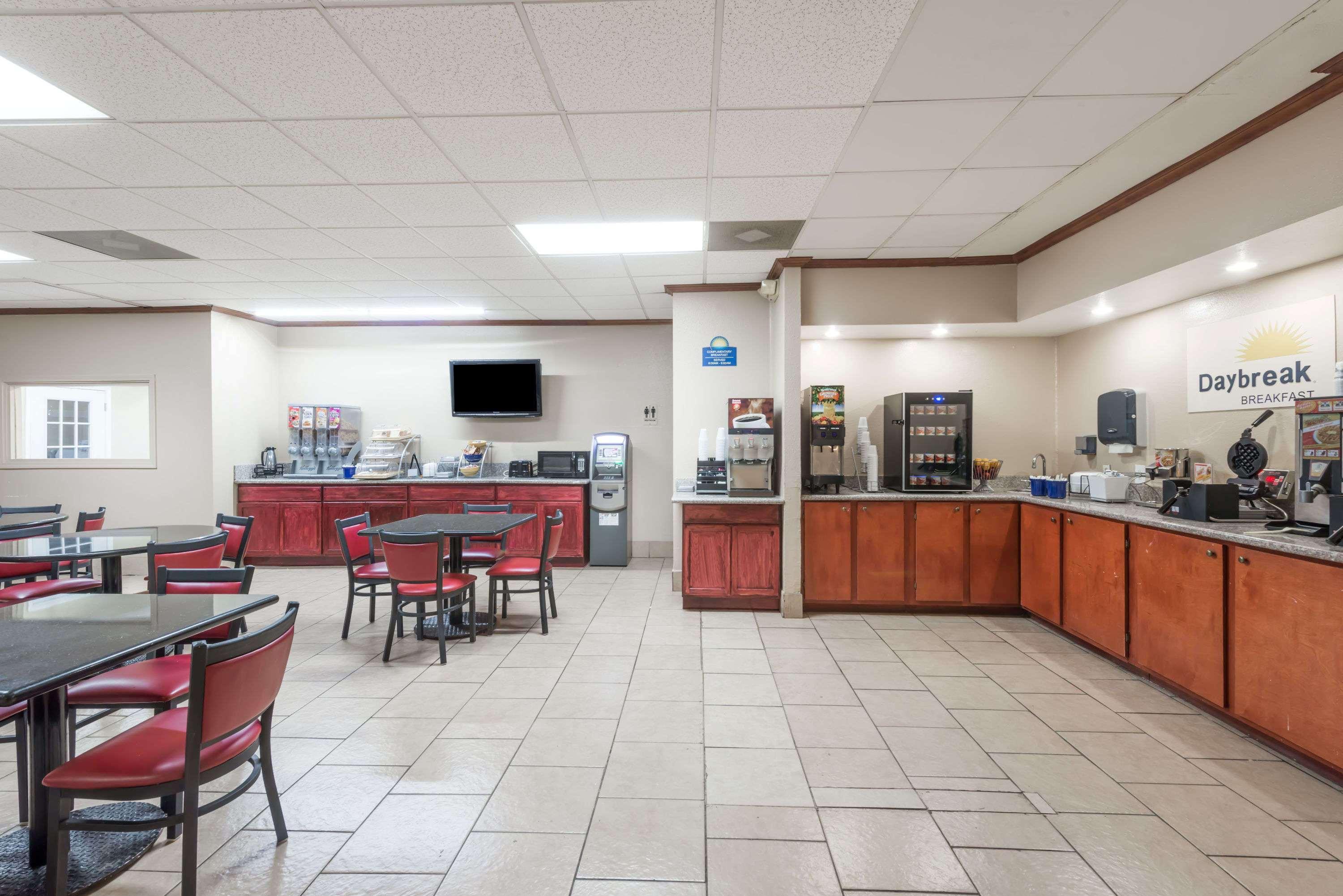Days Inn By Wyndham San Antonio Splashtown/Att Center Exteriör bild
