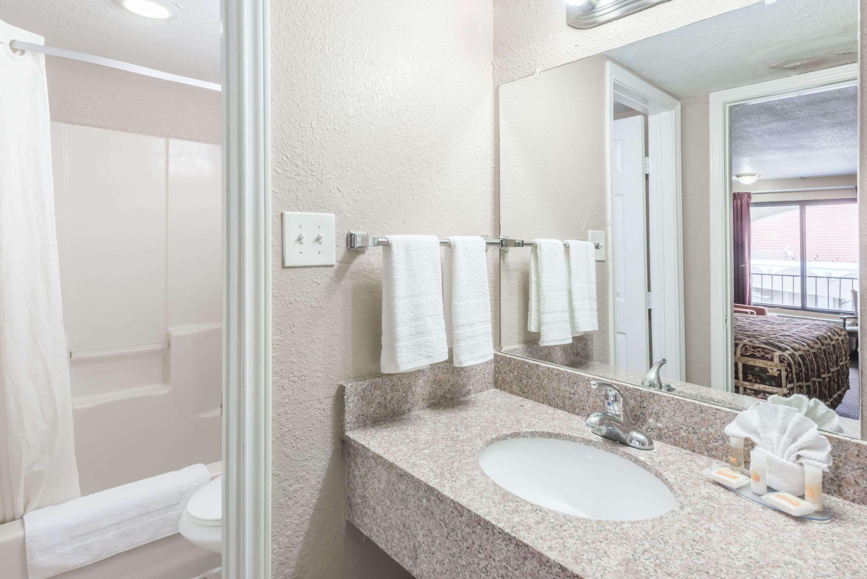 Days Inn By Wyndham San Antonio Splashtown/Att Center Exteriör bild