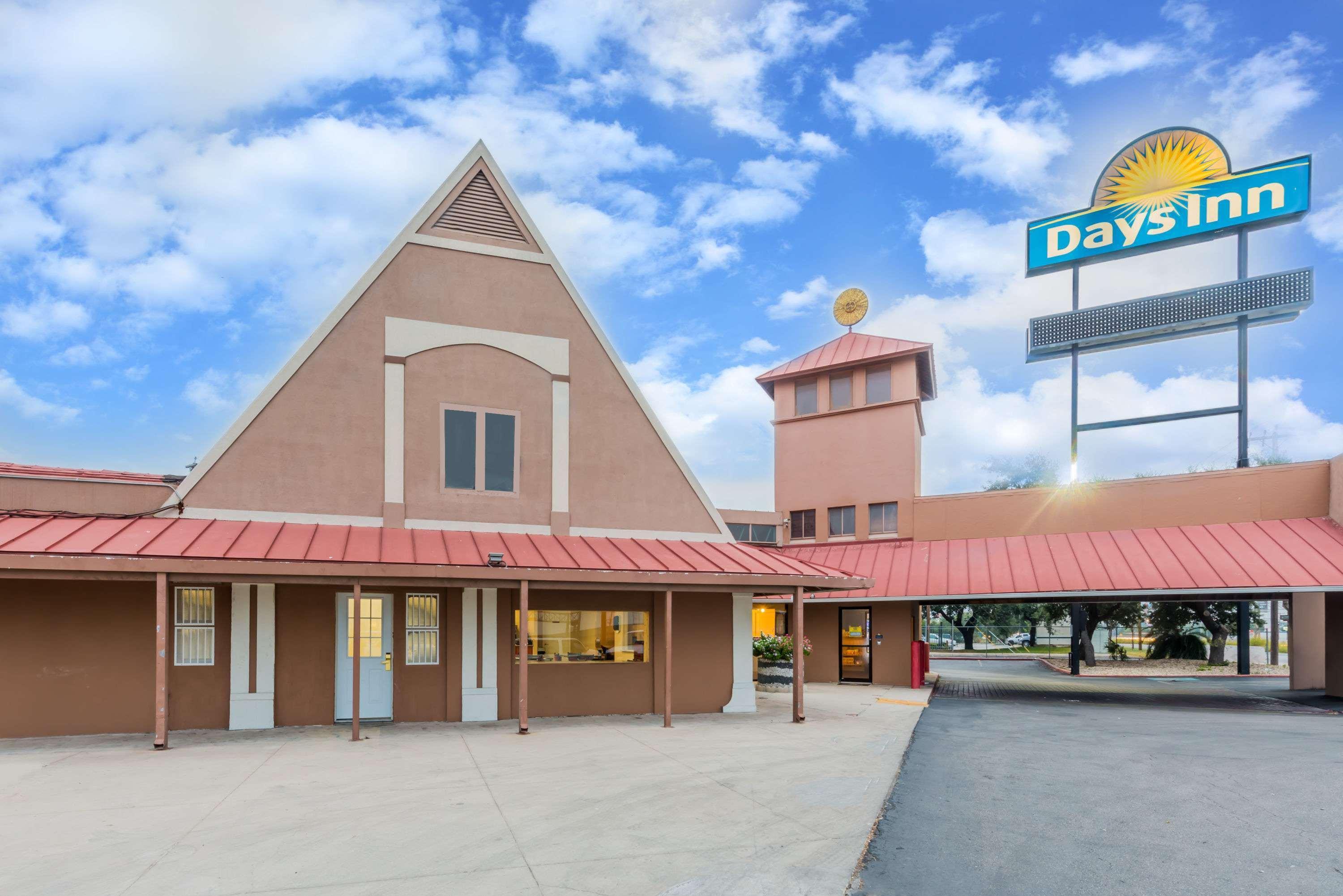 Days Inn By Wyndham San Antonio Splashtown/Att Center Exteriör bild
